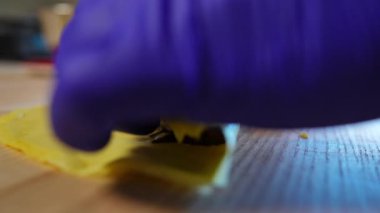 Yandan bakan kadın elleri çikolatalı krep ve böğürtlenli krep ağır çekimde doluyor. Yakından tanınmayan beyaz kadın içeride lezzetli yemekler pişiriyor.