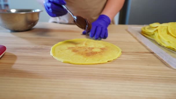 Cozinhe Espalhando Creme Manteiga Chocolate Panqueca Fina Câmera Lenta Mulher — Vídeo de Stock