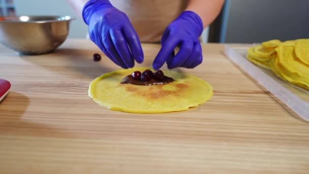 코카서스 장갑을 초콜릿 딸기를 천천히 놓는다 알아볼 수없는 요리사 집안에서 — 비디오