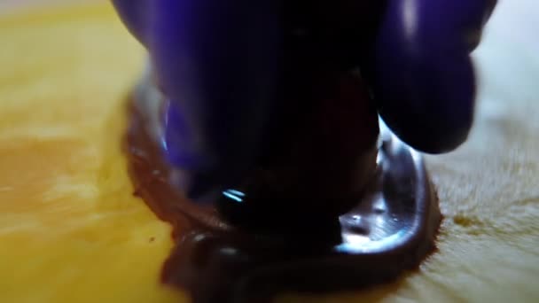 Extreme Closeup Τοποθέτηση Νόστιμα Μούρα Σοκολάτα Φουντουκιού Λεπτή Τηγανίτα Αναγνωρίσιμη — Αρχείο Βίντεο