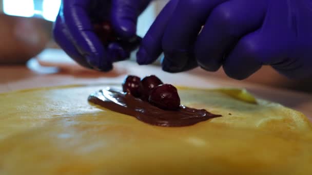 Közeli Kezek Kesztyűben Vékony Palacsintát Töltve Bogyókkal Csokoládé Hajtogató Desszerten — Stock videók