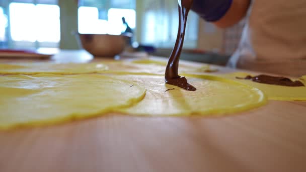难以辨认的白人女人慢动作地在薄薄的煎饼上倒入榛子巧克力奶油 专业厨师在咖啡厅做甜糕点甜点 — 图库视频影像