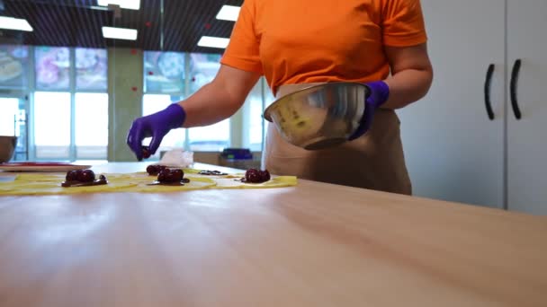 咖啡厅的木制桌子上 有一个无法辨认的厨师 他在薄薄的煎饼上放着草莓和巧克力奶油 白人妇女慢吞吞地在室内烹调美味的早午餐 — 图库视频影像