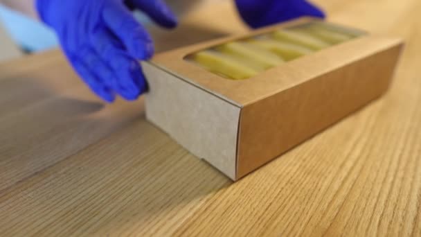 Руки Толкают Бумажную Коробку Упакованными Блинчиками Замедленном Движении Деревянном Столе — стоковое видео