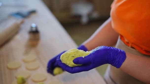 Eldivenli Beyaz Kadın Mutfakta Köfteler Için Patates Köftesi Yapıyor Yakın — Stok video
