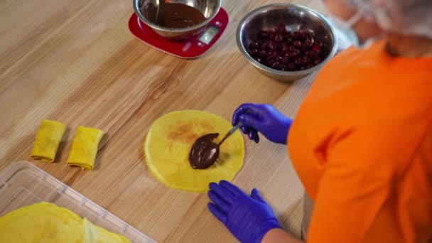 요리사가 너머로 팬케이크에 초콜릿 요리를 넣는다 각도에서 수없는 부엌에서 맛있는 — 비디오
