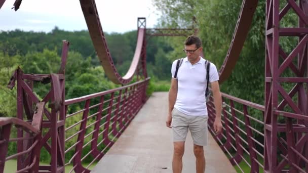 Przemyślany Biały Mężczyzna Spacerujący Moście Parku Rozglądający Się Wychodzący Widok — Wideo stockowe