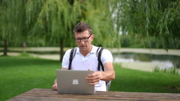 Ικανοποιημένος Ελεύθερος Επαγγελματίας Ανοίγοντας Laptop Κοιτάζοντας Γύρω Αρχίσει Εργάζεται Στο — Αρχείο Βίντεο
