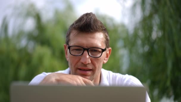 온라인 안경을 야외에 노트북으로 인터넷 채팅을 하면서 온라인에서 수다를 자신감 — 비디오