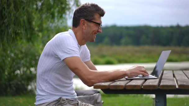Radosny Człowiek Śmiejący Się Sukcesów Zwolnionym Tempie Surfujący Internecie Laptopie — Wideo stockowe