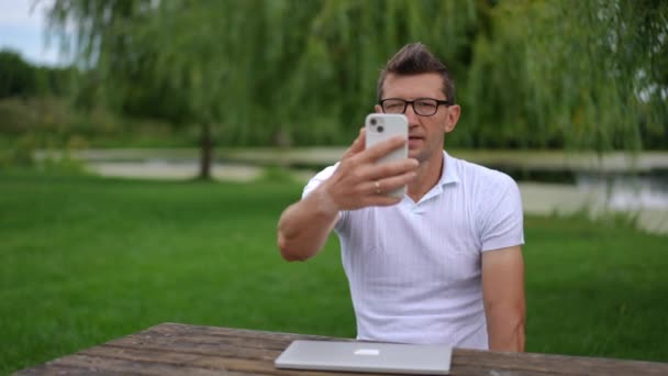 Homem Positivo Usando Aplicativo Bate Papo Vídeo Smartphone Falando Olhando — Vídeo de Stock