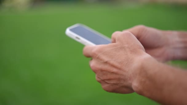 Zbliżenie Mężczyzn Kaukaskie Ręce Wpisując Ekranie Dotykowym Smartfona Zwolnionym Tempie — Wideo stockowe