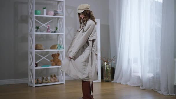 Joven Mujer Delgada Quitándose Abrigo Sombrero Posando Timelapse Interiores Amplio — Vídeos de Stock