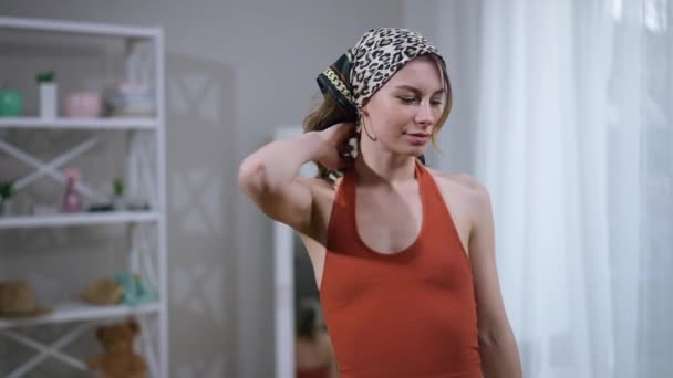 Mulher Branca Bonita Positiva Posando Tirando Lenço Cabeça Andando Para — Vídeo de Stock