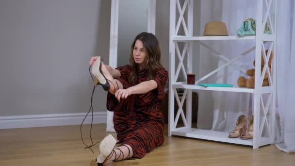 Slim Wanita Muda Mengenakan Sandal Tumit Tinggi Timelapse Berdiri Dalam — Stok Video