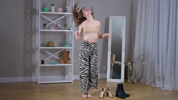 Timelapse Van Jonge Slanke Vrouw Veranderen Casual Outfit Tot Elegante — Stockvideo