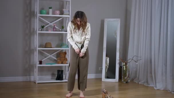 Amplio Tiro Descalzo Joven Mujer Delgada Captura Pantalones Ponerse Tacones — Vídeos de Stock