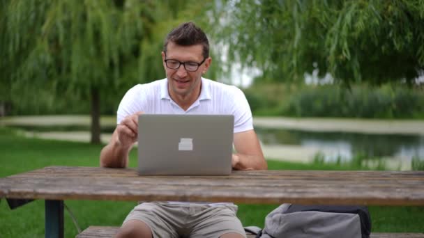 Uśmiechnięty Szczęśliwy Freelancer Wysyłając Mail Zamykając Laptop Pozostawiając Zwolnionym Tempie — Wideo stockowe