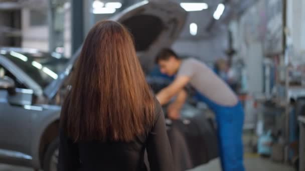 Live Kamera Følger Kvinde Til Mand Reparation Bil Tankstationen Back – Stock-video