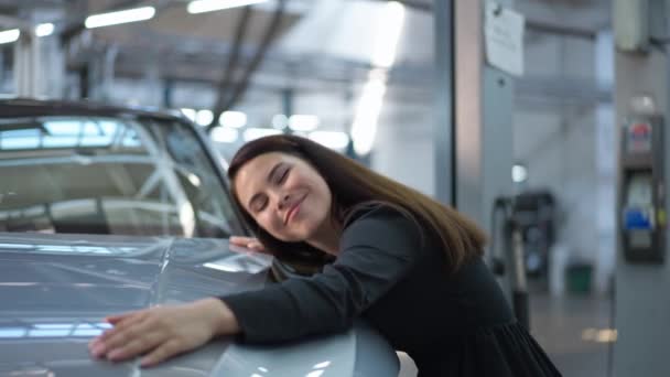 Zadowolona Młoda Dama Przytulająca Maskę Samochodu Uśmiechająca Się Patrząca Kamerę — Wideo stockowe