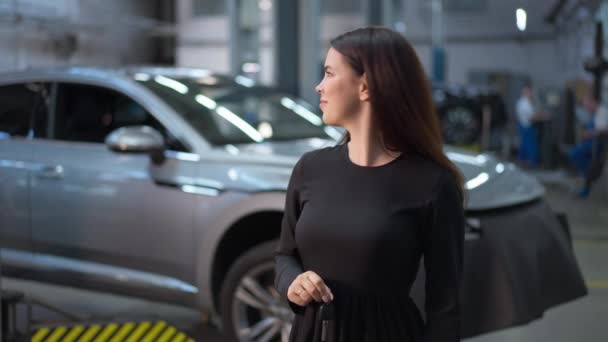 Uśmiechnięta Piękna Kobieta Spoglądająca Wstecz Nowy Samochód Patrząca Kamerę Przechwalającą — Wideo stockowe
