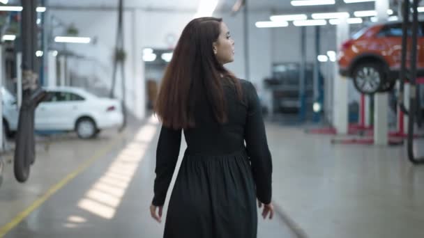 Arkadan Bakan Zayıf Kendine Güvenen Genç Bir Kadın Otomobil Benzin — Stok video