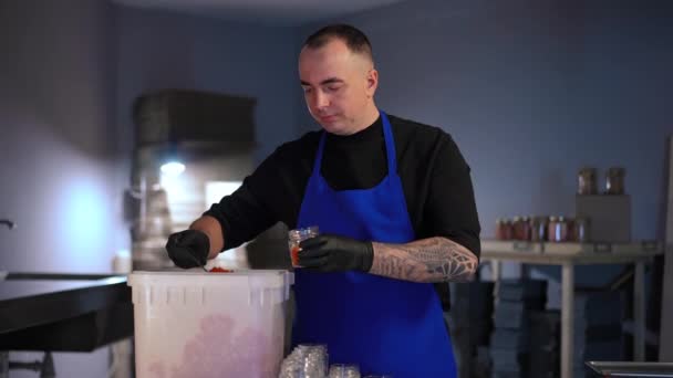 Hombre Caucásico Llenando Tarro Con Caviar Rojo Pie Cocina Interior — Vídeos de Stock