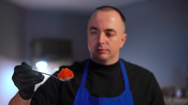 Rozmazaný Muž Natahuje Lžíci Červeným Kaviárem Kameře Stojící Uvnitř Nerozpoznatelný — Stock video