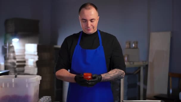 Homme Positif Souriant Étirant Pot Avec Caviar Rouge Regardant Caméra — Video