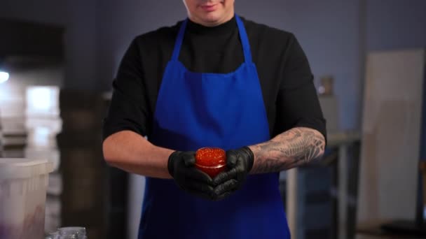 Homem Tatuado Irreconhecível Frasco Avental Com Delicioso Caviar Vermelho Dentro — Vídeo de Stock