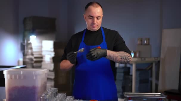 Mężczyzna Kaukaski Kucharz Degustacja Czerwony Kawior Gestykulując Kciuk Górę Patrząc — Wideo stockowe