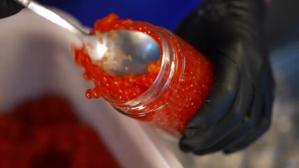 Vedere Unghi Înalt Borcan Umplere Caviar Somon Roșu Scump Close — Videoclip de stoc