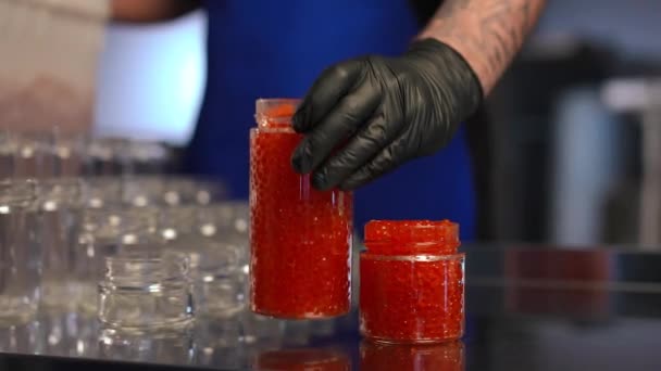Mână Aproape Plasând Borcane Caviar Roșu Masă Interior Tânăr Caucazian — Videoclip de stoc