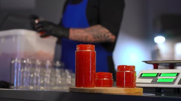 Trois Bocaux Verre Avec Caviar Rouge Aux Balances Cuisine Avec — Video