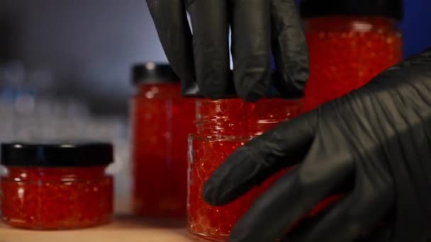 Mãos Masculinas Fechadas Luvas Fechando Jarro Vidro Com Caviar Vermelho — Vídeo de Stock