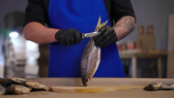 Nerozpoznatelný Tetovaný Kuchař Uřezává Ploutve Sušených Ryb Kuchyni Sebevědomý Běloch — Stock video