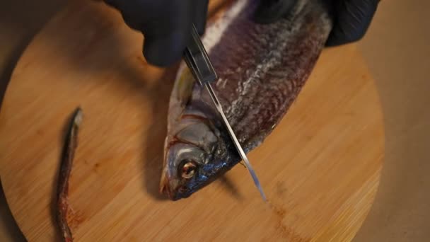 Vista Dall Alto Testa Pesce Con Coltello Sul Tagliere Mani — Video Stock