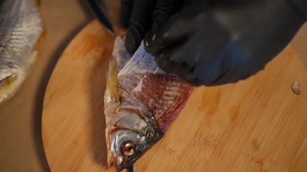 Kapalı Alanda Kesim Tahtası Üzerindeki Balıkları Yakın Plan Temizleme Erkek — Stok video