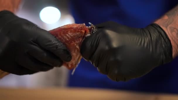 Close Rasgando Delicioso Peixe Defumado Com Mãos Masculinas Luvas Jovem — Vídeo de Stock