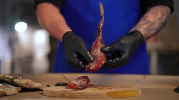Nierozpoznawalne Samiec Kucharz Pokazując Pyszne Czerwone Mięso Ryb Pomieszczeniach Zwolnionym — Wideo stockowe