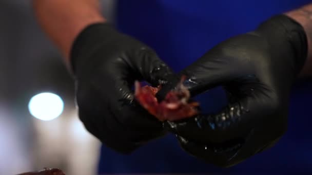 Close Mãos Masculinas Luvas Pretas Mostrando Saborosa Carne Peixe Defumado — Vídeo de Stock