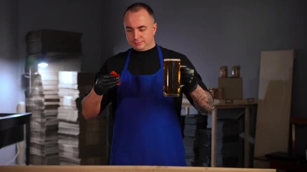 Zoom Avant Portrait Homme Caucasien Souriant Avec Poisson Fumé Bière — Video