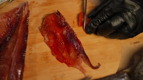 Restoranın Mutfağındaki Masada Bıçakla Balık Havyarı Kesmeye Yakın Çekim Siyah — Stok video