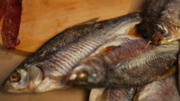活的相机从干鱼移动到男性用刀割鱼子酱 无法辨认的厨师在厨房里准备美味的食物 — 图库视频影像