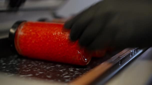 Mâinile Masculine Mănuși Negre Plasând Borcane Caviar Somon Echipament Într — Videoclip de stoc