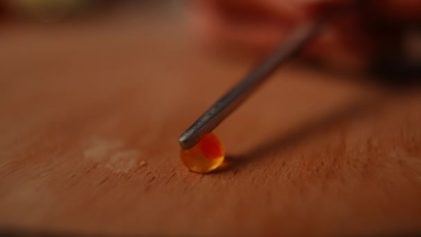 Close Esmagando Caviar Vermelho Câmera Lenta Mesa Madeira Extrema Closeup — Vídeo de Stock