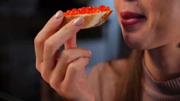 Sandwich Primer Plano Con Caviar Rojo Mano Caucásica Femenina Interior — Vídeo de stock