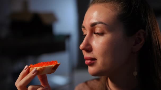 Молодая Женщина Крупным Планом Нюхает Сэндвич Испорченной Красной Икрой Вызывая — стоковое видео