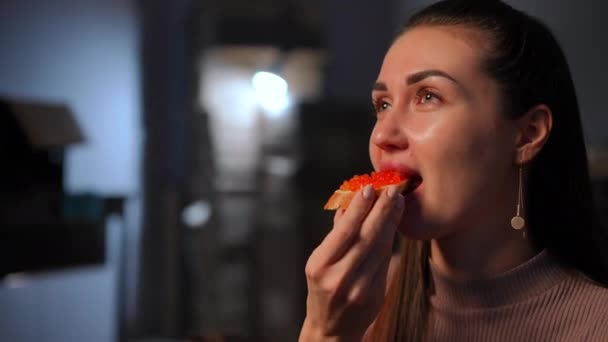 Närbild Vacker Ung Kvinna Biter Läckra Smörgås Med Nöjda Ansiktsuttryck — Stockvideo