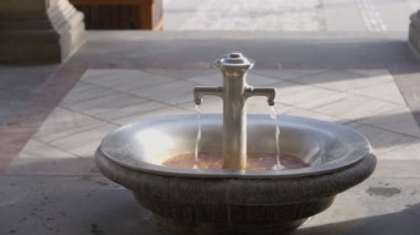 Sağlık merkezindeki musluktan akan sağlıklı sıcak maden suları var. Çek Cumhuriyeti 'nin Karlovy Vary kentindeki termal sular
